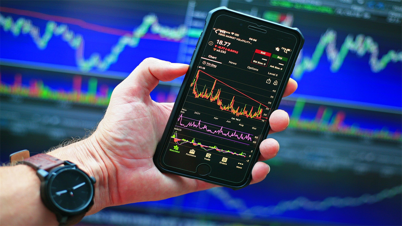 Combining cryptocurrency investing with trading