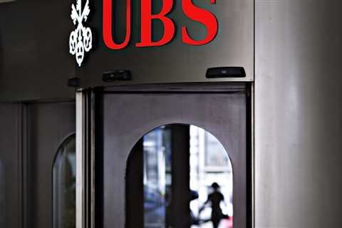 UBS advisor numbers fall amid record quarter